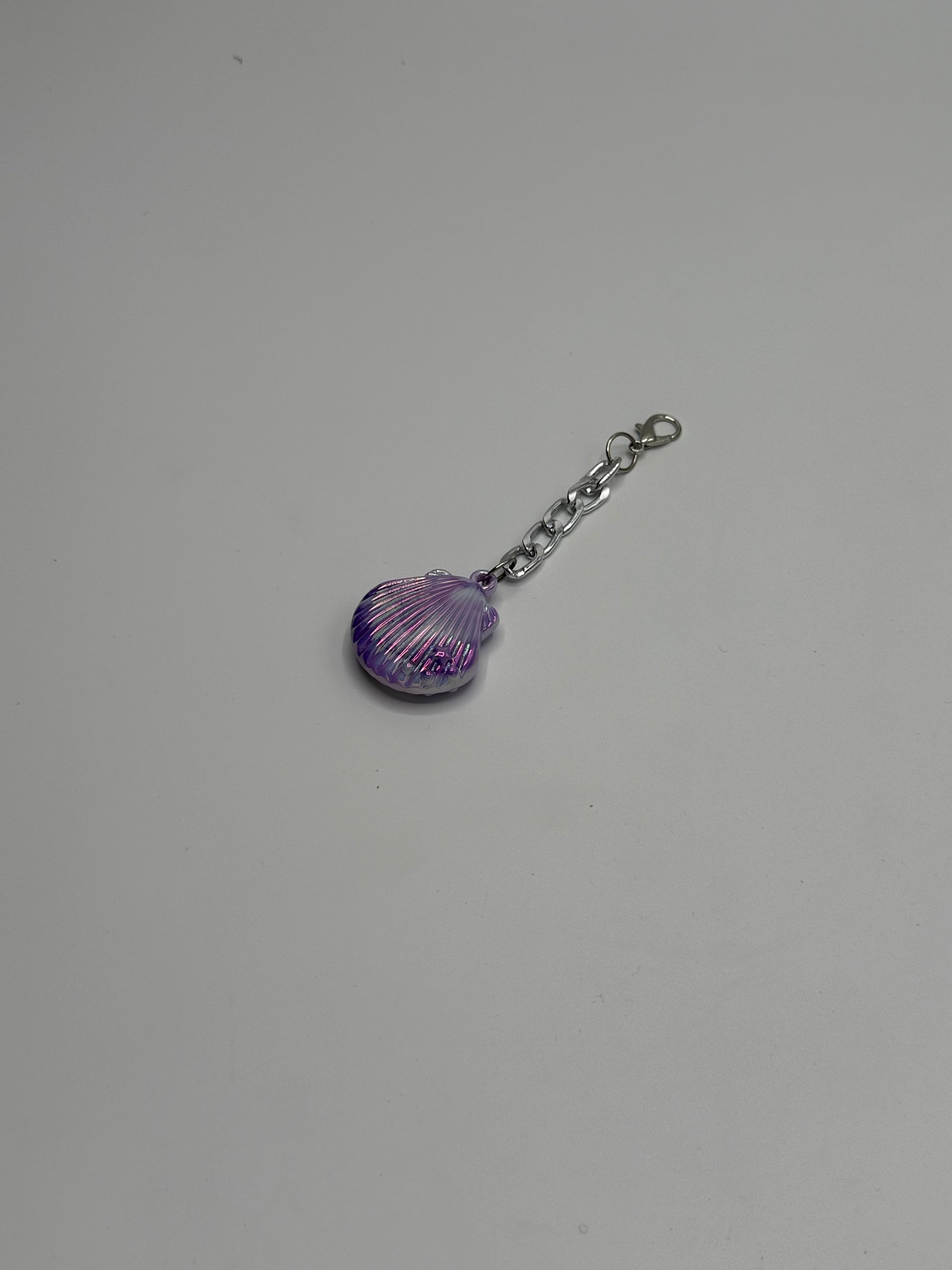 Gloss Clam Shell Charm – Medium