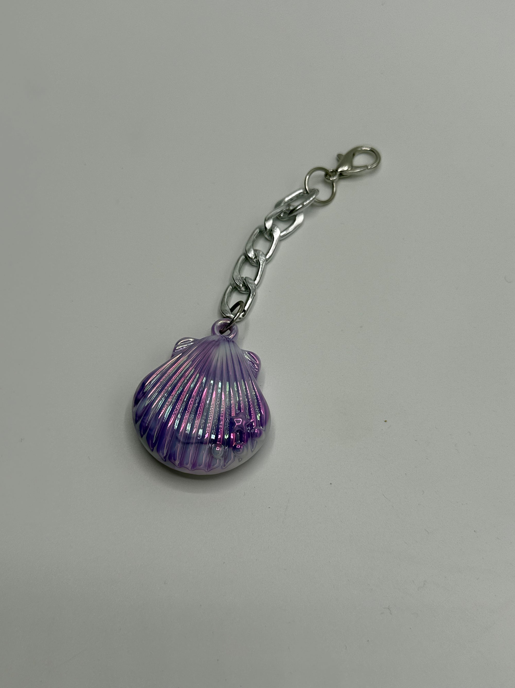 Gloss Clam Shell Charm – Medium